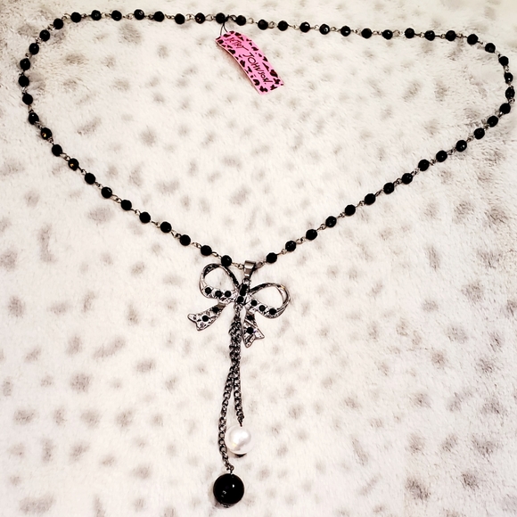 Silver plated black-and-white beaded crystal bow necklace - Picture 11 of 16